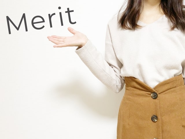 meritのロゴと右手を広げる女性